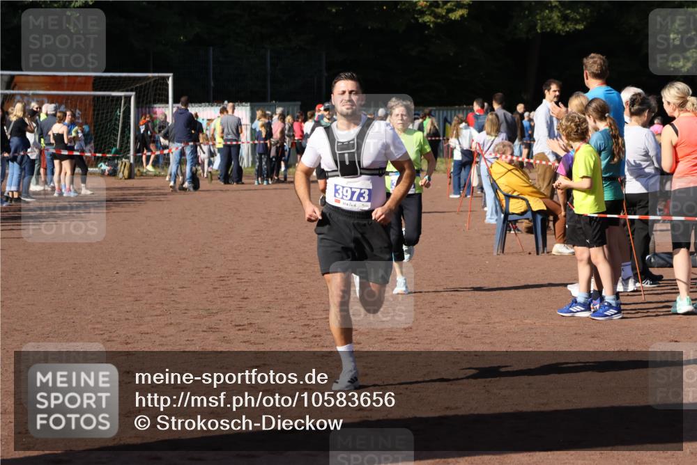 27.09.2026 - 35. Volkslauf durch das schöne Alstertal Strokosch-Dieckow http://msf.ph/oto/10583656 27.09.2026 11:23:47 Ziel 3151, 3428, 3973 meine-sportfotos.de