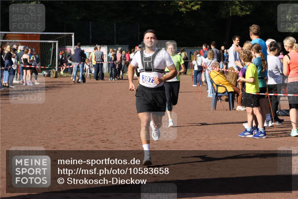 27.09.2026 - 35. Volkslauf durch das schöne Alstertal Strokosch-Dieckow http://msf.ph/oto/10583658 27.09.2026 11:23:47 Ziel 3151, 3428, 3973 meine-sportfotos.de