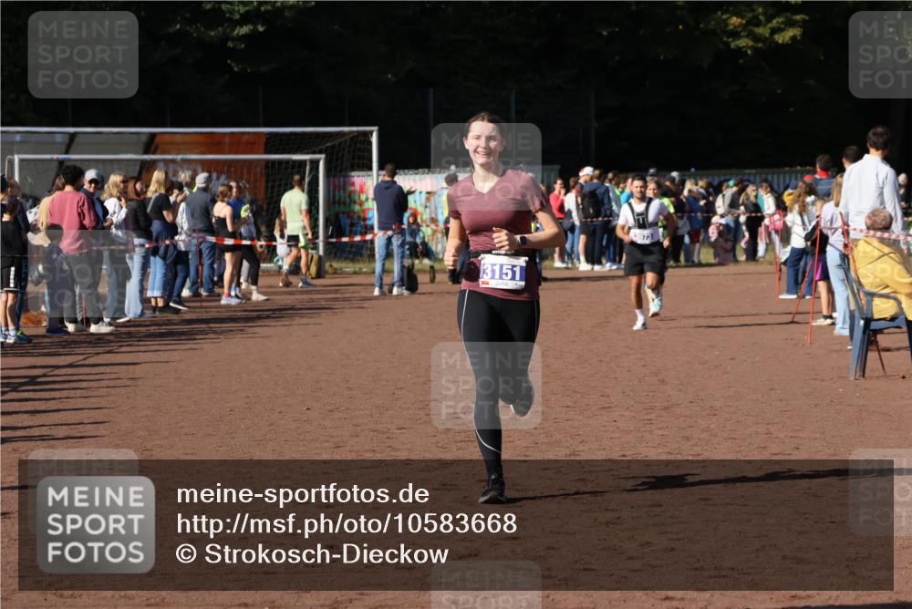 27.09.2026 - 35. Volkslauf durch das schöne Alstertal Strokosch-Dieckow http://msf.ph/oto/10583668 27.09.2026 11:23:42 Ziel 3151, 3428, 3973 meine-sportfotos.de