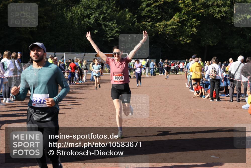 27.09.2026 - 35. Volkslauf durch das schöne Alstertal Strokosch-Dieckow http://msf.ph/oto/10583671 27.09.2026 11:43:15 Ziel 1006, 1452, 3273 meine-sportfotos.de