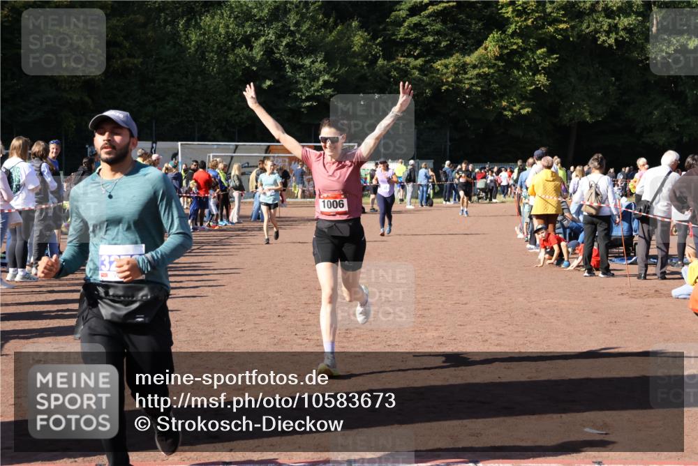 27.09.2026 - 35. Volkslauf durch das schöne Alstertal Strokosch-Dieckow http://msf.ph/oto/10583673 27.09.2026 11:43:15 Ziel 1006, 1452, 3273 meine-sportfotos.de