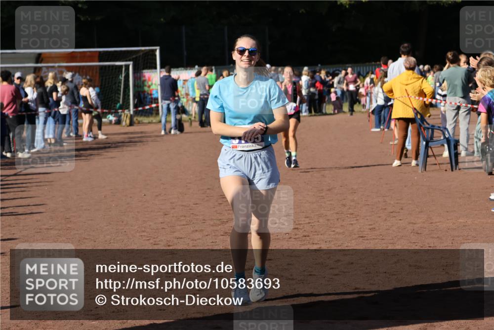 27.09.2026 - 35. Volkslauf durch das schöne Alstertal Strokosch-Dieckow http://msf.ph/oto/10583693 27.09.2026 11:23:30 Ziel 3165, 3251, 3333 meine-sportfotos.de