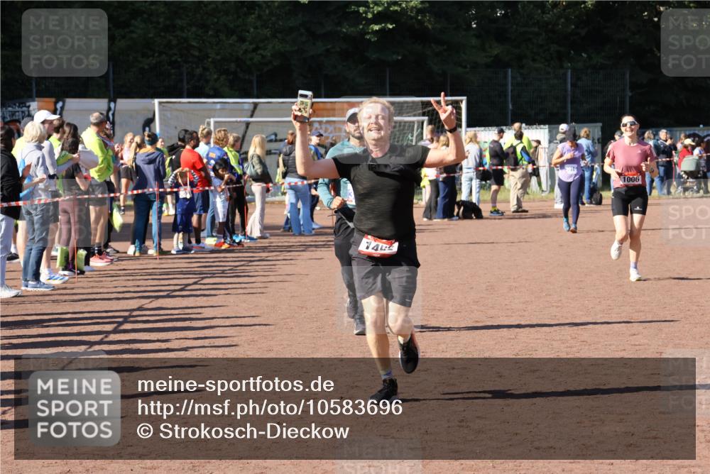 27.09.2026 - 35. Volkslauf durch das schöne Alstertal Strokosch-Dieckow http://msf.ph/oto/10583696 27.09.2026 11:43:11 Ziel 1006, 1452, 3273 meine-sportfotos.de
