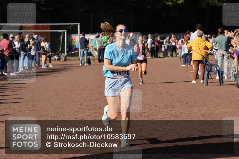27.09.2026 - 35. Volkslauf durch das schöne Alstertal Strokosch-Dieckow http://msf.ph/oto/10583697 27.09.2026 11:23:30 Ziel 3165, 3251, 3333 meine-sportfotos.de