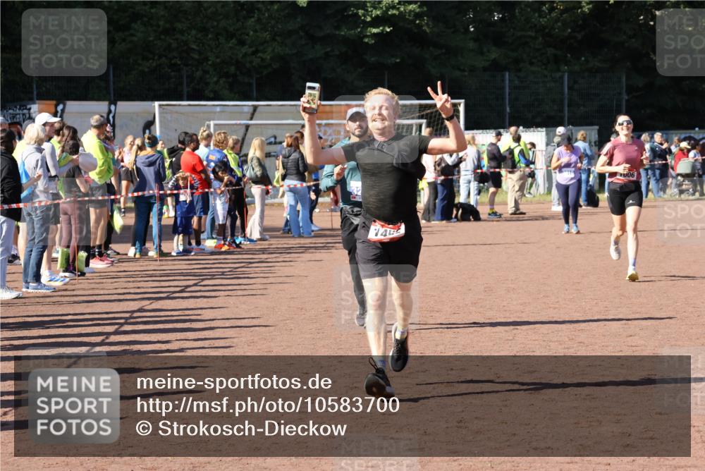27.09.2026 - 35. Volkslauf durch das schöne Alstertal Strokosch-Dieckow http://msf.ph/oto/10583700 27.09.2026 11:43:11 Ziel 1006, 1452, 3273 meine-sportfotos.de