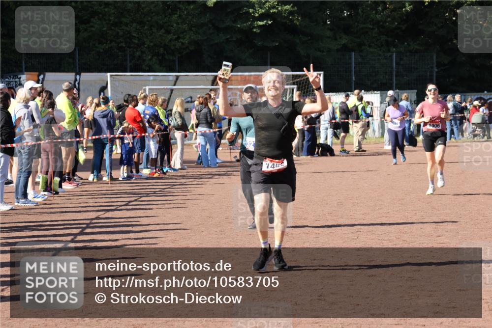 27.09.2026 - 35. Volkslauf durch das schöne Alstertal Strokosch-Dieckow http://msf.ph/oto/10583705 27.09.2026 11:43:11 Ziel 1006, 1452, 3273 meine-sportfotos.de