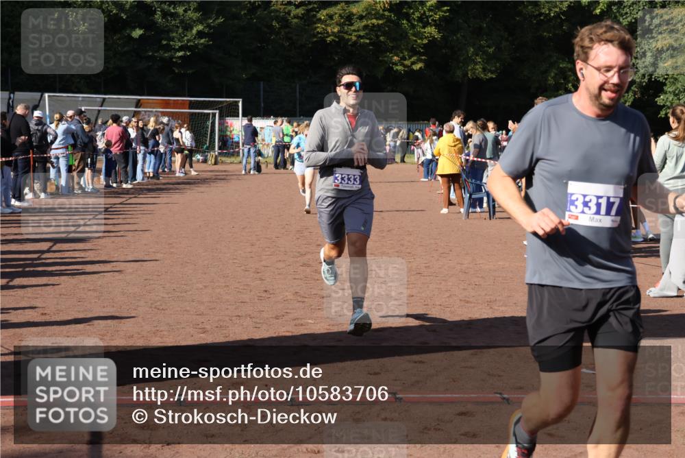 27.09.2026 - 35. Volkslauf durch das schöne Alstertal Strokosch-Dieckow http://msf.ph/oto/10583706 27.09.2026 11:23:26 Ziel 3116, 3165, 3247, 3317, 3333 meine-sportfotos.de