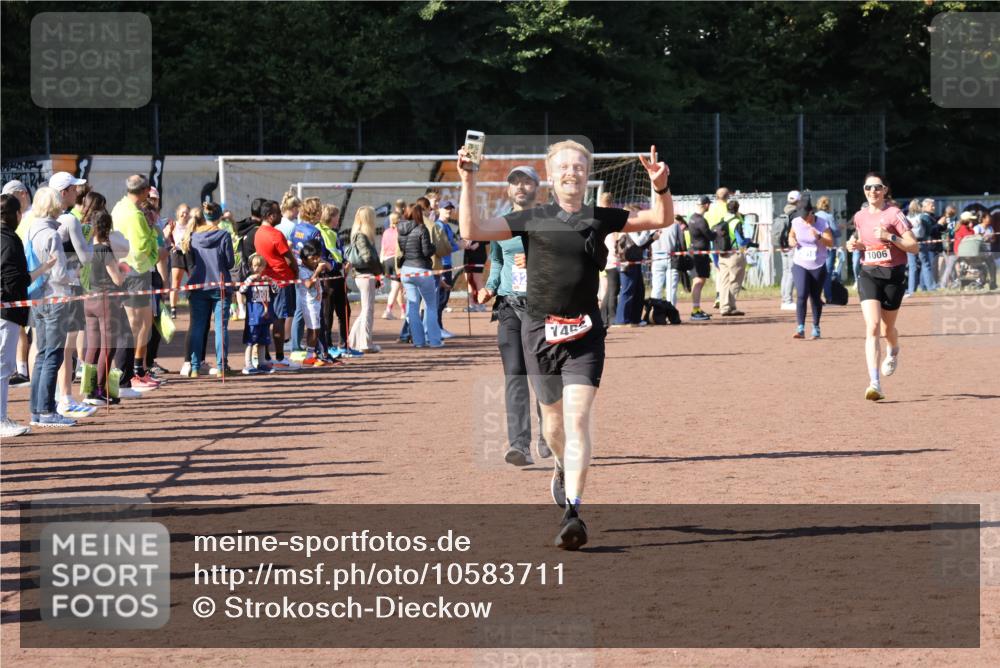 27.09.2026 - 35. Volkslauf durch das schöne Alstertal Strokosch-Dieckow http://msf.ph/oto/10583711 27.09.2026 11:43:10 Ziel 1006, 1452, 3273 meine-sportfotos.de