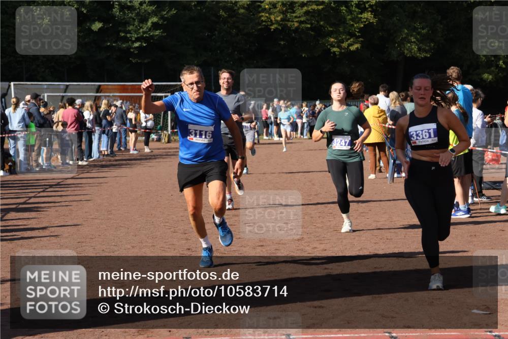 27.09.2026 - 35. Volkslauf durch das schöne Alstertal Strokosch-Dieckow http://msf.ph/oto/10583714 27.09.2026 11:23:21 Ziel 3116, 3247, 3317, 3333, 3344, 3361 meine-sportfotos.de
