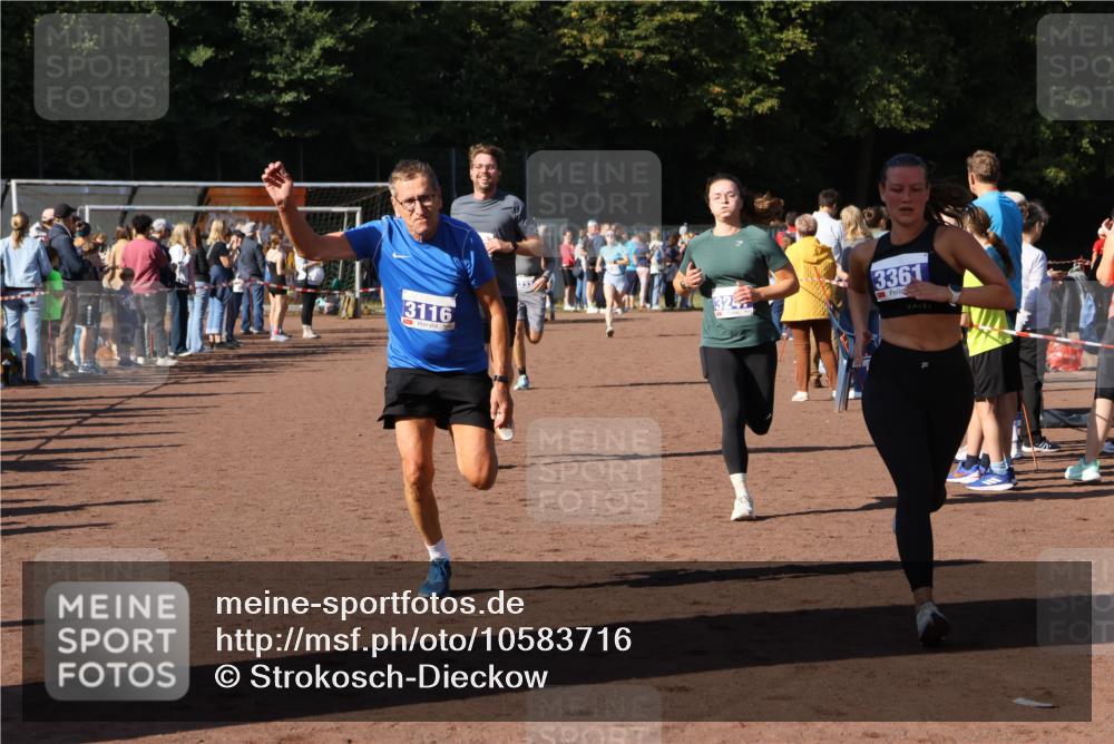27.09.2026 - 35. Volkslauf durch das schöne Alstertal Strokosch-Dieckow http://msf.ph/oto/10583716 27.09.2026 11:23:21 Ziel 3116, 3247, 3317, 3333, 3344, 3361 meine-sportfotos.de