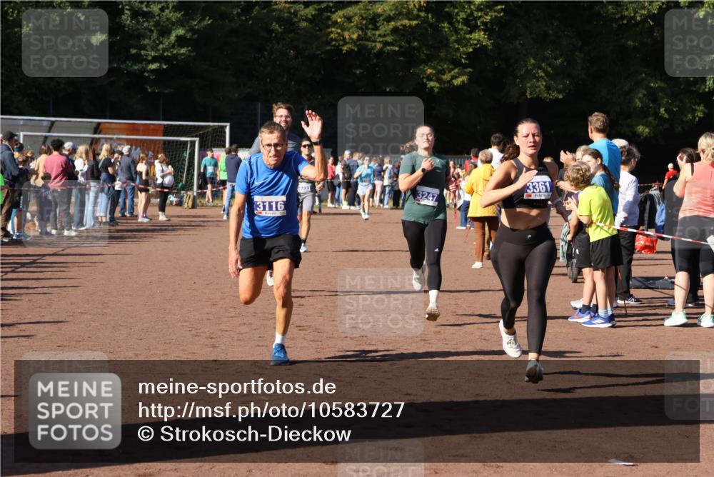 27.09.2026 - 35. Volkslauf durch das schöne Alstertal Strokosch-Dieckow http://msf.ph/oto/10583727 27.09.2026 11:23:21 Ziel 3116, 3247, 3317, 3333, 3344, 3361 meine-sportfotos.de