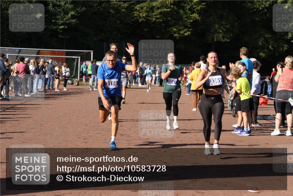 27.09.2026 - 35. Volkslauf durch das schöne Alstertal Strokosch-Dieckow http://msf.ph/oto/10583728 27.09.2026 11:23:21 Ziel 3116, 3247, 3317, 3333, 3344, 3361 meine-sportfotos.de