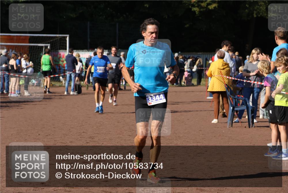27.09.2026 - 35. Volkslauf durch das schöne Alstertal Strokosch-Dieckow http://msf.ph/oto/10583734 27.09.2026 11:23:15 Ziel 3116, 3247, 3344, 3361, 3426 meine-sportfotos.de