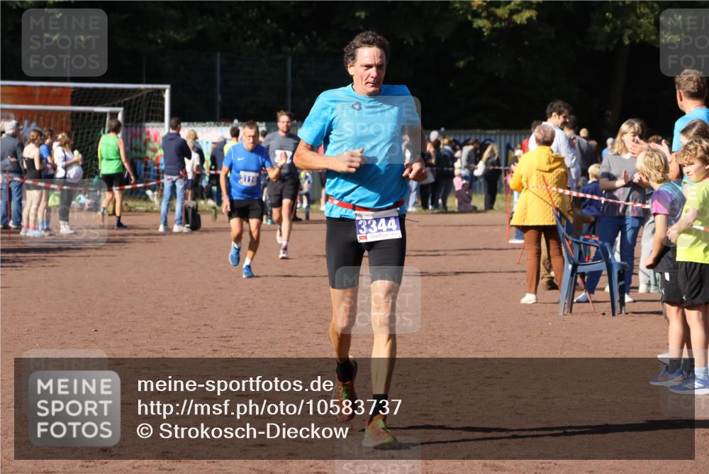 27.09.2026 - 35. Volkslauf durch das schöne Alstertal Strokosch-Dieckow http://msf.ph/oto/10583737 27.09.2026 11:23:15 Ziel 3116, 3247, 3344, 3361, 3426 meine-sportfotos.de