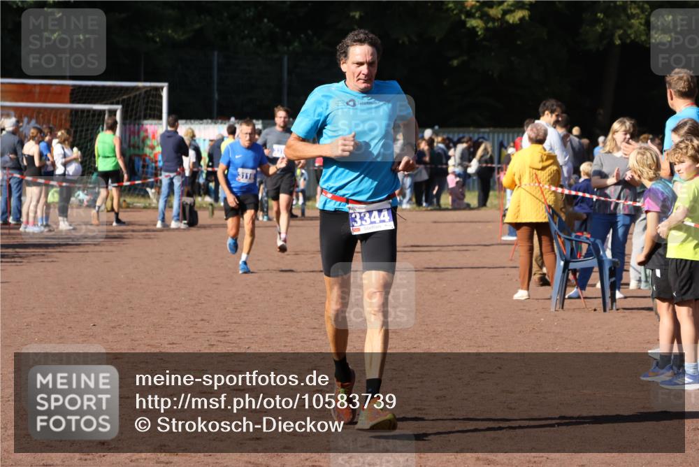 27.09.2026 - 35. Volkslauf durch das schöne Alstertal Strokosch-Dieckow http://msf.ph/oto/10583739 27.09.2026 11:23:15 Ziel 3116, 3247, 3344, 3361, 3426 meine-sportfotos.de