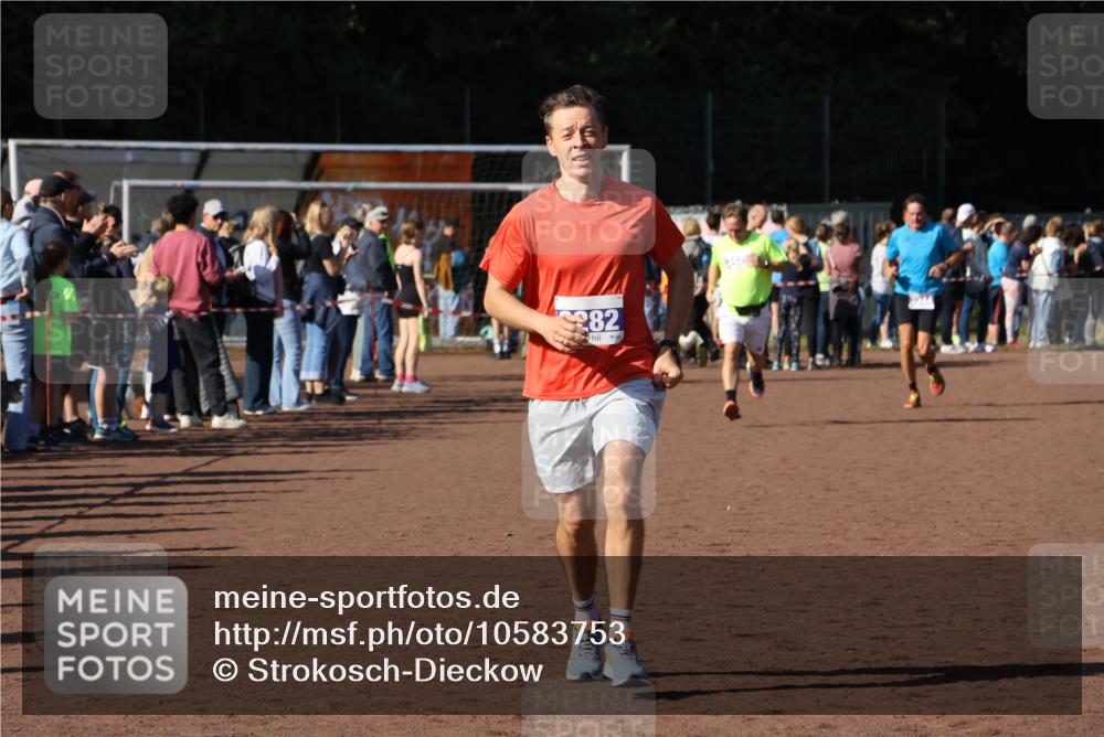 27.09.2026 - 35. Volkslauf durch das schöne Alstertal Strokosch-Dieckow http://msf.ph/oto/10583753 27.09.2026 11:23:04 Ziel 3282, 3426 meine-sportfotos.de
