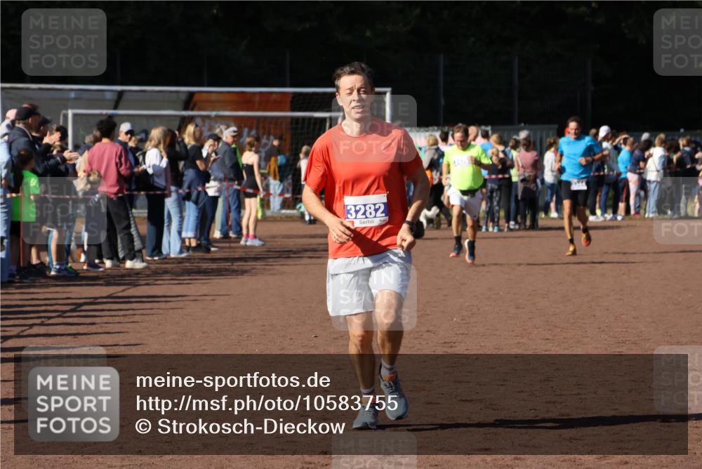 27.09.2026 - 35. Volkslauf durch das schöne Alstertal Strokosch-Dieckow http://msf.ph/oto/10583755 27.09.2026 11:23:04 Ziel 3282, 3426 meine-sportfotos.de
