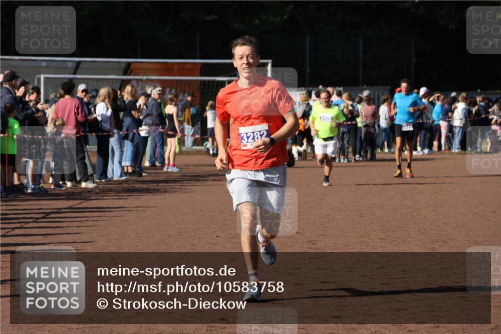 27.09.2026 - 35. Volkslauf durch das schöne Alstertal Strokosch-Dieckow http://msf.ph/oto/10583758 27.09.2026 11:23:04 Ziel 3282, 3426 meine-sportfotos.de