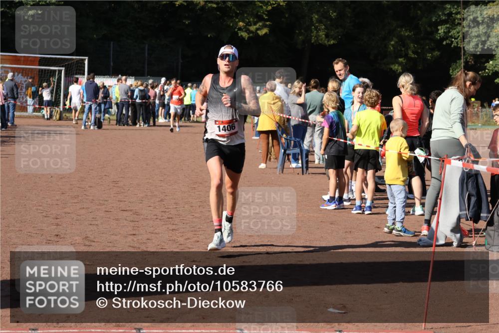 27.09.2026 - 35. Volkslauf durch das schöne Alstertal Strokosch-Dieckow http://msf.ph/oto/10583766 27.09.2026 11:22:53 Ziel 1406, 3185 meine-sportfotos.de