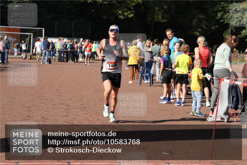 27.09.2026 - 35. Volkslauf durch das schöne Alstertal Strokosch-Dieckow http://msf.ph/oto/10583768 27.09.2026 11:22:53 Ziel 1406, 3185 meine-sportfotos.de