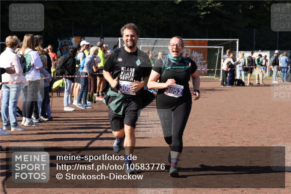 27.09.2026 - 35. Volkslauf durch das schöne Alstertal Strokosch-Dieckow http://msf.ph/oto/10583776 27.09.2026 11:42:52 Ziel 3051, 3052 meine-sportfotos.de