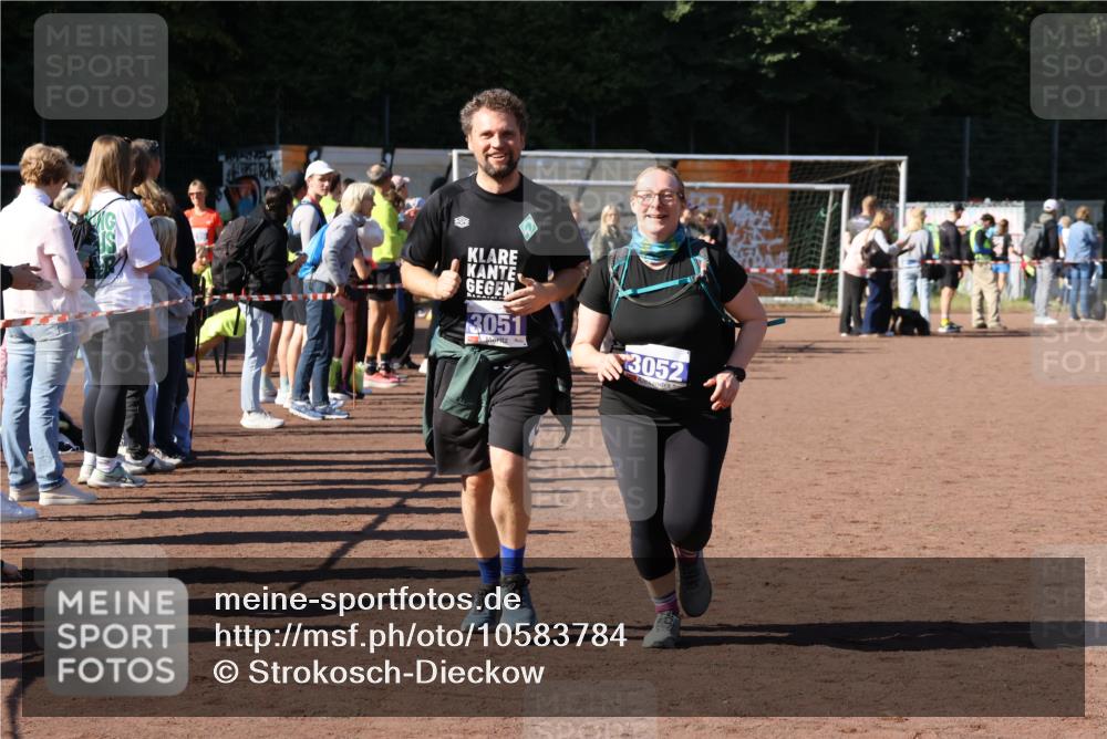 27.09.2026 - 35. Volkslauf durch das schöne Alstertal Strokosch-Dieckow http://msf.ph/oto/10583784 27.09.2026 11:42:52 Ziel 3051, 3052 meine-sportfotos.de