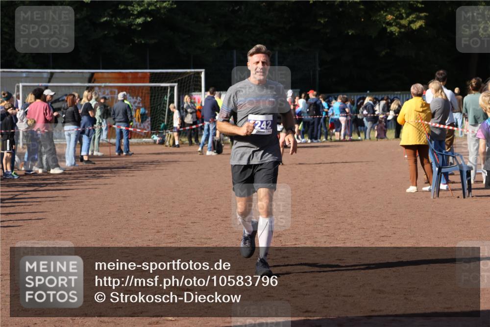 27.09.2026 - 35. Volkslauf durch das schöne Alstertal Strokosch-Dieckow http://msf.ph/oto/10583796 27.09.2026 11:22:27 Ziel 3195, 3242 meine-sportfotos.de