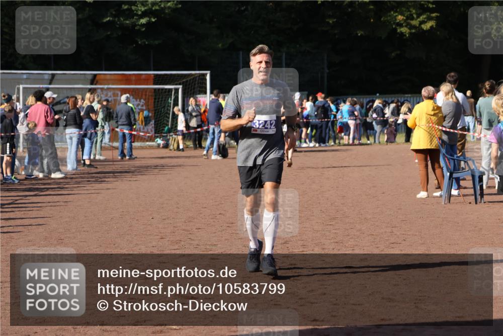 27.09.2026 - 35. Volkslauf durch das schöne Alstertal Strokosch-Dieckow http://msf.ph/oto/10583799 27.09.2026 11:22:27 Ziel 3195, 3242 meine-sportfotos.de