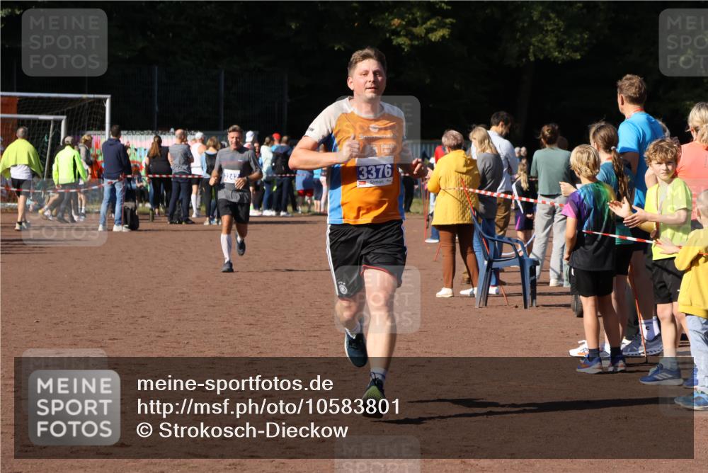 27.09.2026 - 35. Volkslauf durch das schöne Alstertal Strokosch-Dieckow http://msf.ph/oto/10583801 27.09.2026 11:22:21 Ziel 3242, 3376 meine-sportfotos.de