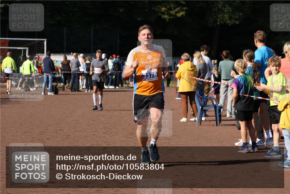 27.09.2026 - 35. Volkslauf durch das schöne Alstertal Strokosch-Dieckow http://msf.ph/oto/10583804 27.09.2026 11:22:21 Ziel 3242, 3376 meine-sportfotos.de