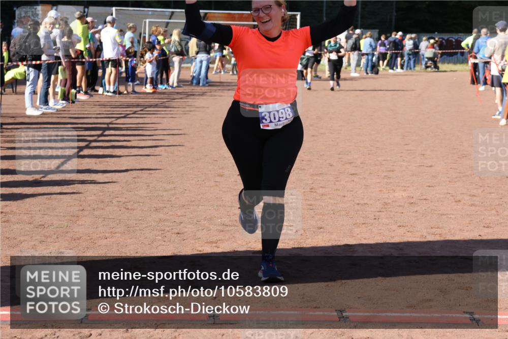 27.09.2026 - 35. Volkslauf durch das schöne Alstertal Strokosch-Dieckow http://msf.ph/oto/10583809 27.09.2026 11:42:41 Ziel 3098 meine-sportfotos.de