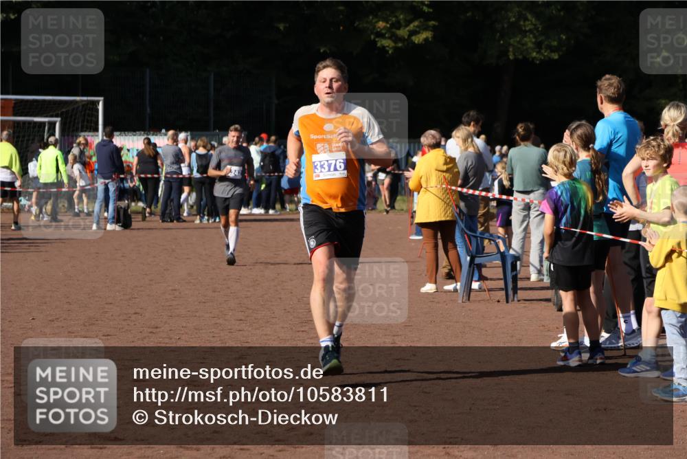 27.09.2026 - 35. Volkslauf durch das schöne Alstertal Strokosch-Dieckow http://msf.ph/oto/10583811 27.09.2026 11:22:21 Ziel 3242, 3376 meine-sportfotos.de