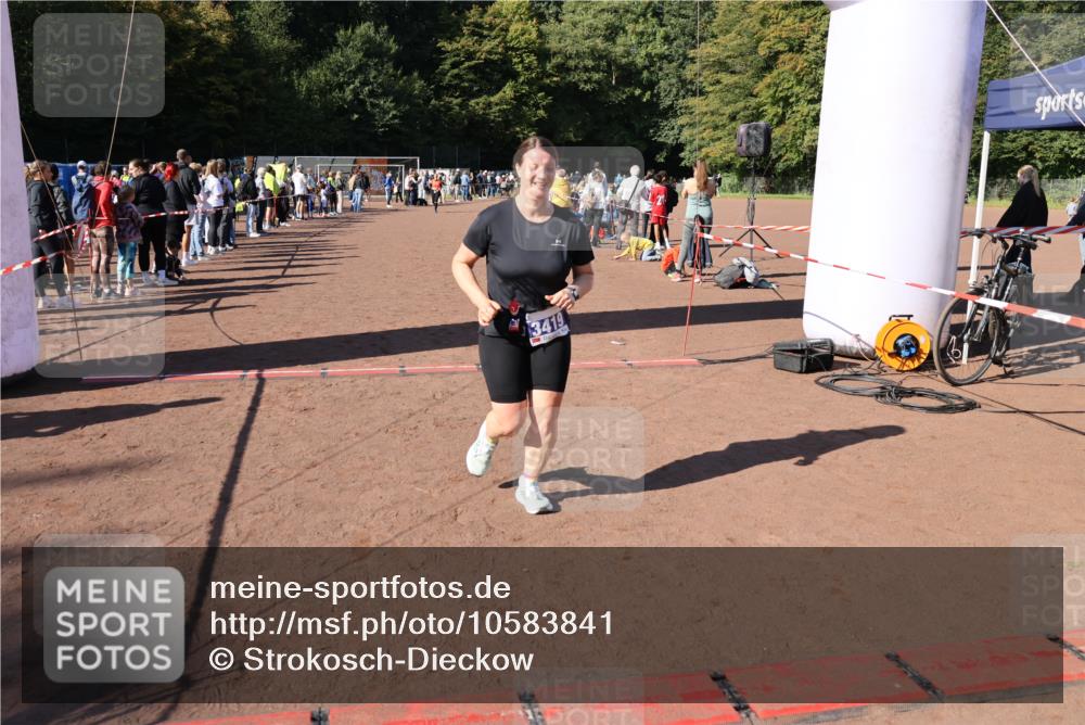 27.09.2026 - 35. Volkslauf durch das schöne Alstertal Strokosch-Dieckow http://msf.ph/oto/10583841 27.09.2026 11:42:29 Ziel 3054, 3055, 3419 meine-sportfotos.de