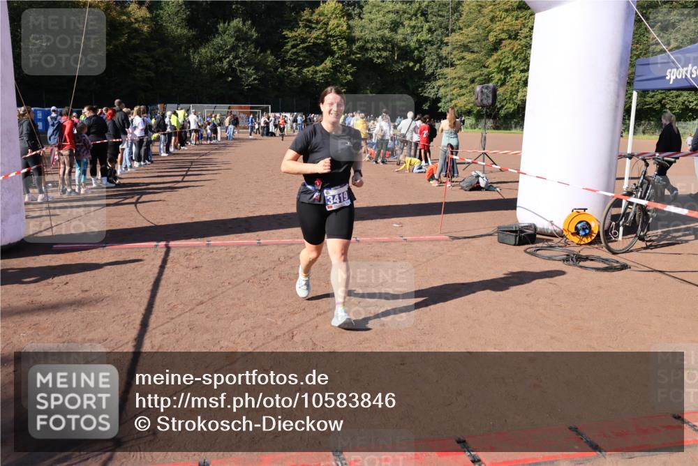 27.09.2026 - 35. Volkslauf durch das schöne Alstertal Strokosch-Dieckow http://msf.ph/oto/10583846 27.09.2026 11:42:29 Ziel 3054, 3055, 3419 meine-sportfotos.de