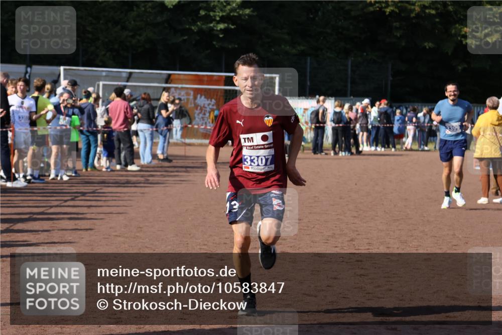 27.09.2026 - 35. Volkslauf durch das schöne Alstertal Strokosch-Dieckow http://msf.ph/oto/10583847 27.09.2026 11:21:58 Ziel 3307, 3399 meine-sportfotos.de