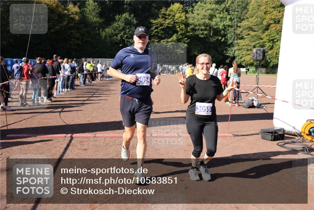 27.09.2026 - 35. Volkslauf durch das schöne Alstertal Strokosch-Dieckow http://msf.ph/oto/10583851 27.09.2026 11:42:27 Ziel 3054, 3055, 3419 meine-sportfotos.de
