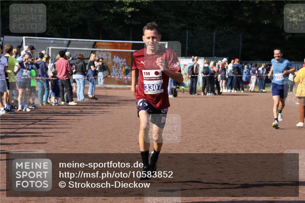 27.09.2026 - 35. Volkslauf durch das schöne Alstertal Strokosch-Dieckow http://msf.ph/oto/10583852 27.09.2026 11:21:57 Ziel 3307, 3399 meine-sportfotos.de
