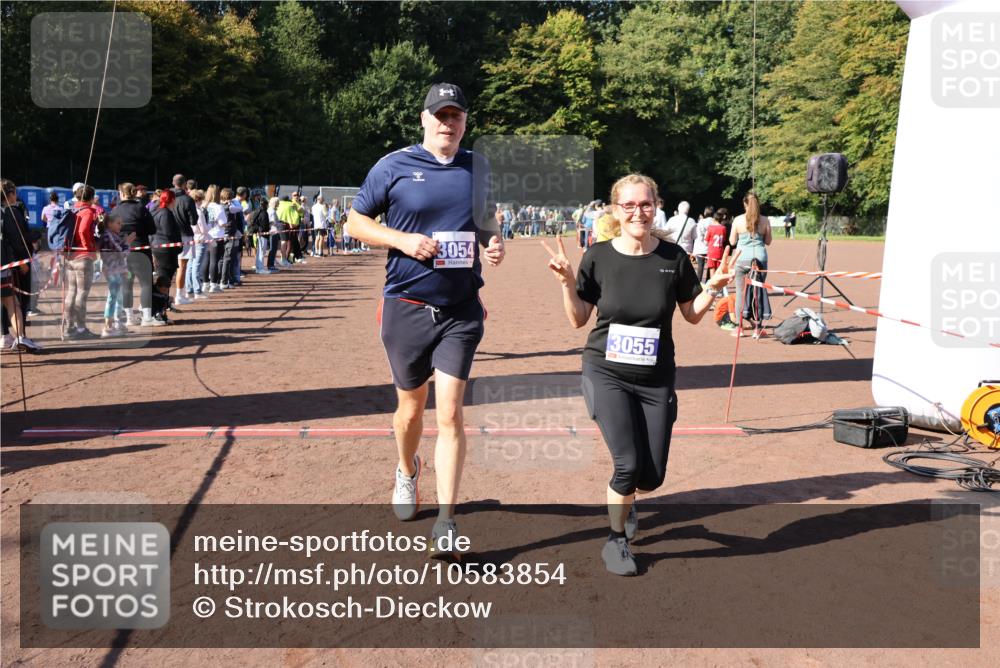 27.09.2026 - 35. Volkslauf durch das schöne Alstertal Strokosch-Dieckow http://msf.ph/oto/10583854 27.09.2026 11:42:27 Ziel 3054, 3055, 3419 meine-sportfotos.de