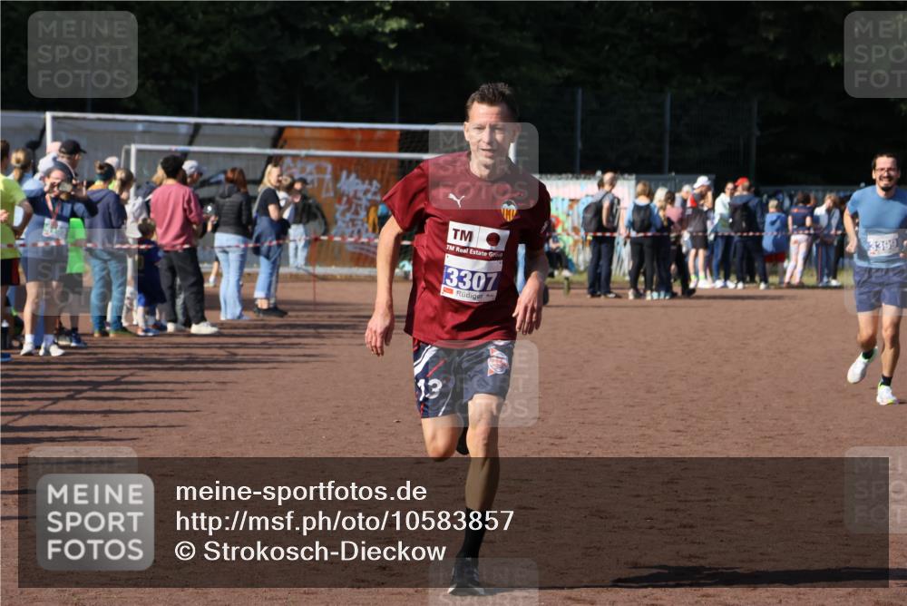 27.09.2026 - 35. Volkslauf durch das schöne Alstertal Strokosch-Dieckow http://msf.ph/oto/10583857 27.09.2026 11:21:57 Ziel 3307, 3399 meine-sportfotos.de