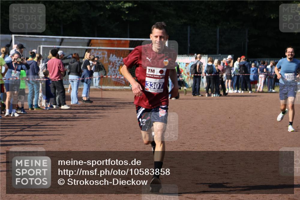 27.09.2026 - 35. Volkslauf durch das schöne Alstertal Strokosch-Dieckow http://msf.ph/oto/10583858 27.09.2026 11:21:57 Ziel 3307, 3399 meine-sportfotos.de
