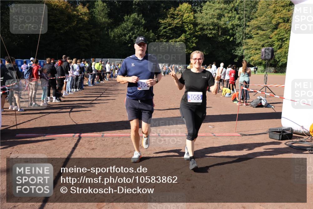 27.09.2026 - 35. Volkslauf durch das schöne Alstertal Strokosch-Dieckow http://msf.ph/oto/10583862 27.09.2026 11:42:27 Ziel 3054, 3055, 3419 meine-sportfotos.de
