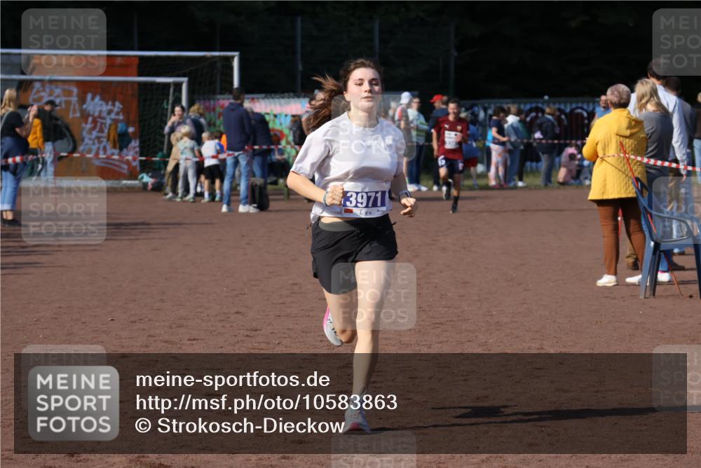 27.09.2026 - 35. Volkslauf durch das schöne Alstertal Strokosch-Dieckow http://msf.ph/oto/10583863 27.09.2026 11:21:48 Ziel 3971 meine-sportfotos.de