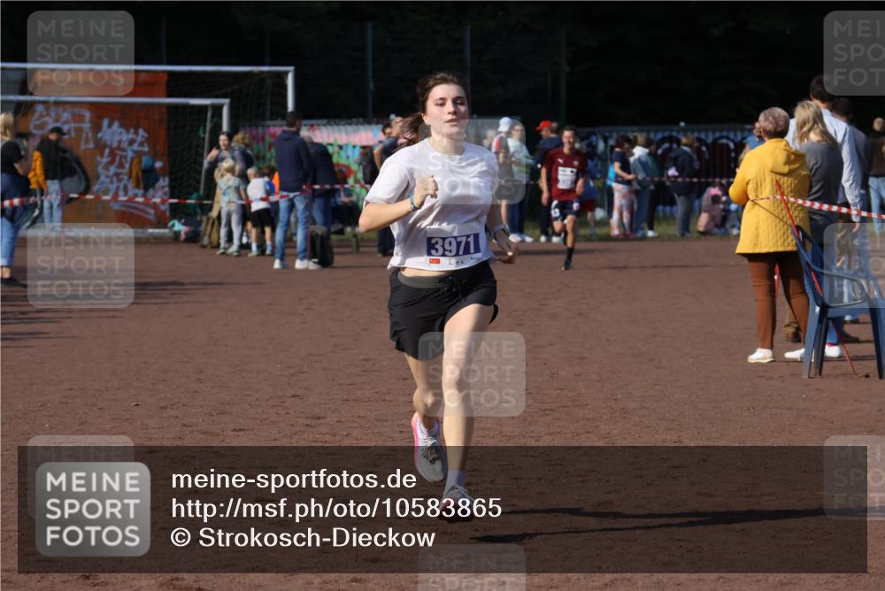 27.09.2026 - 35. Volkslauf durch das schöne Alstertal Strokosch-Dieckow http://msf.ph/oto/10583865 27.09.2026 11:21:48 Ziel 3971 meine-sportfotos.de