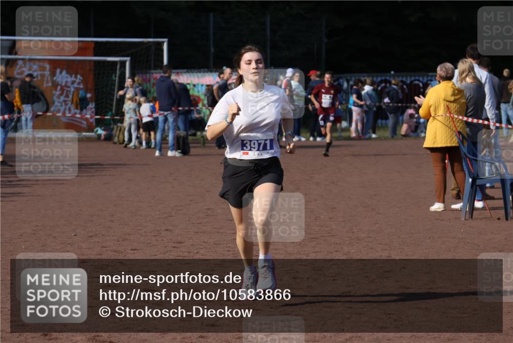 27.09.2026 - 35. Volkslauf durch das schöne Alstertal Strokosch-Dieckow http://msf.ph/oto/10583866 27.09.2026 11:21:48 Ziel 3971 meine-sportfotos.de