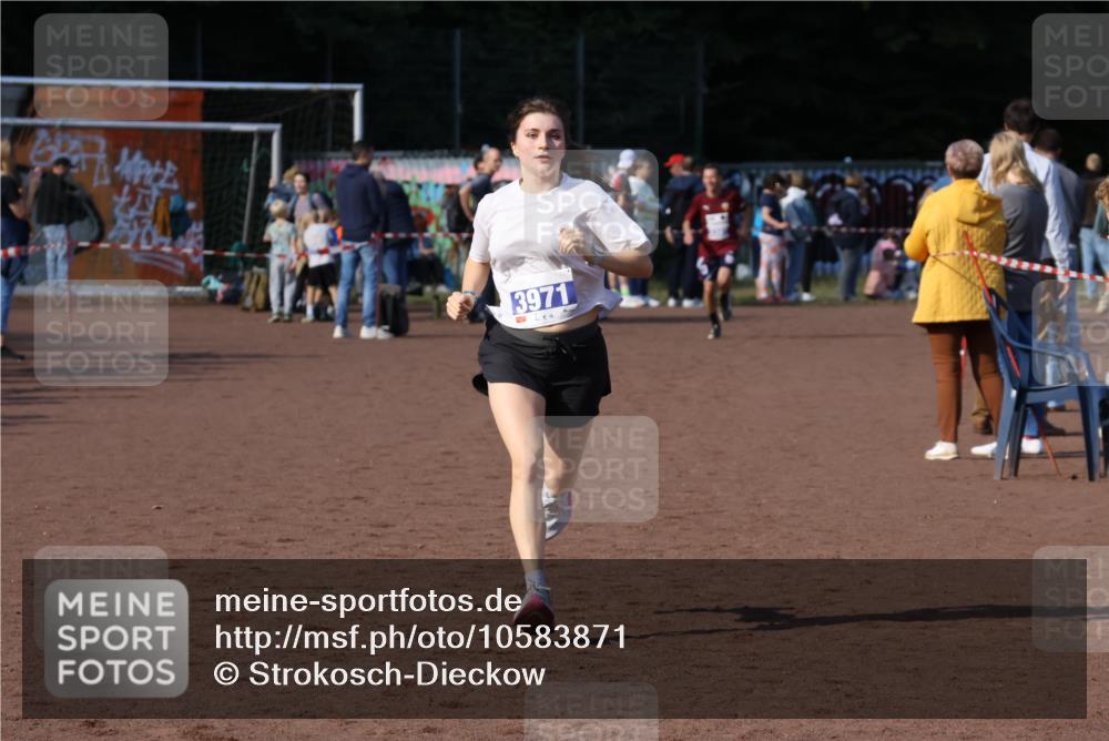 27.09.2026 - 35. Volkslauf durch das schöne Alstertal Strokosch-Dieckow http://msf.ph/oto/10583871 27.09.2026 11:21:47 Ziel 3971 meine-sportfotos.de