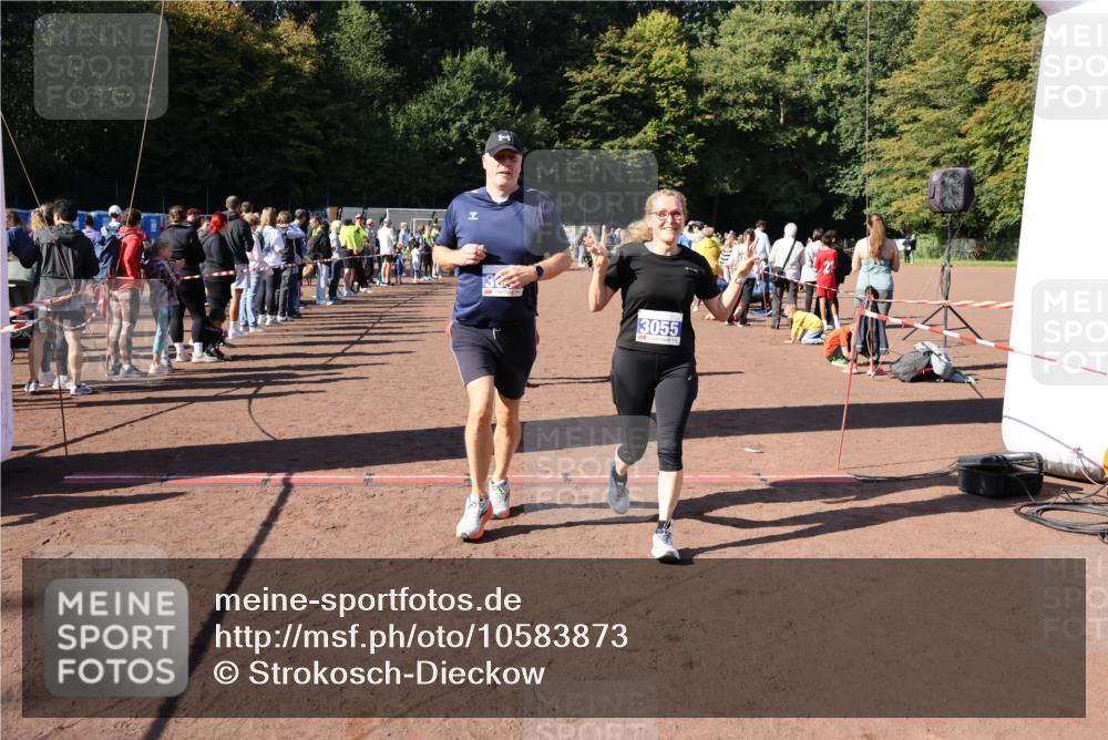 27.09.2026 - 35. Volkslauf durch das schöne Alstertal Strokosch-Dieckow http://msf.ph/oto/10583873 27.09.2026 11:42:26 Ziel 3054, 3055, 3318, 3419 meine-sportfotos.de
