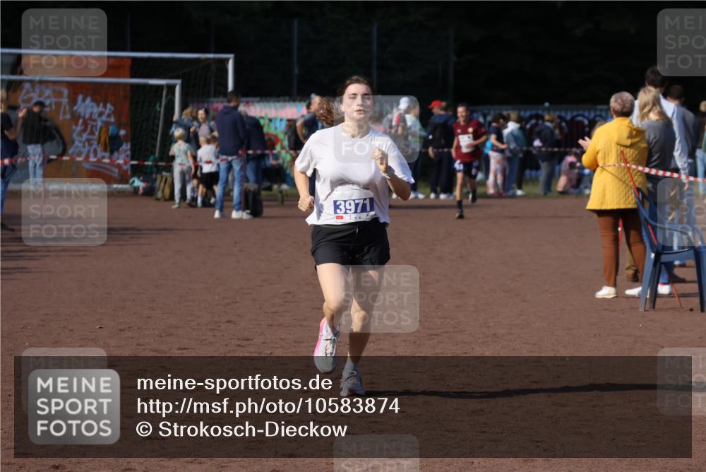 27.09.2026 - 35. Volkslauf durch das schöne Alstertal Strokosch-Dieckow http://msf.ph/oto/10583874 27.09.2026 11:21:47 Ziel 3971 meine-sportfotos.de