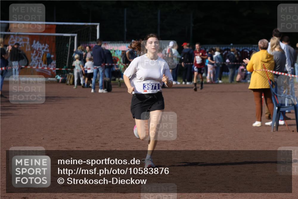 27.09.2026 - 35. Volkslauf durch das schöne Alstertal Strokosch-Dieckow http://msf.ph/oto/10583876 27.09.2026 11:21:47 Ziel 3971 meine-sportfotos.de