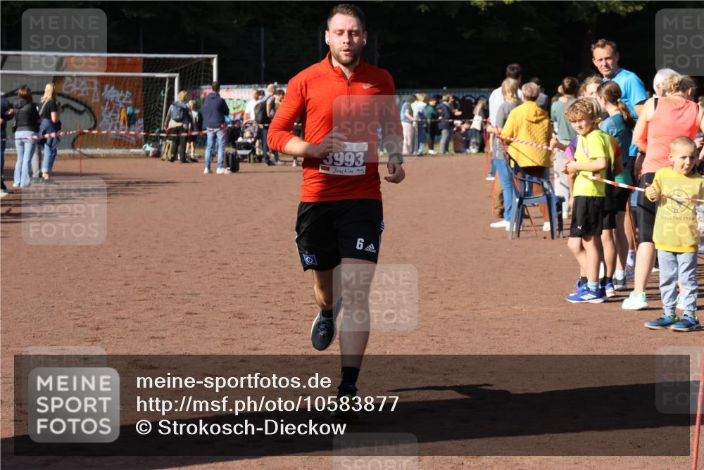 27.09.2026 - 35. Volkslauf durch das schöne Alstertal Strokosch-Dieckow http://msf.ph/oto/10583877 27.09.2026 11:21:35 Ziel 1403, 3993 meine-sportfotos.de