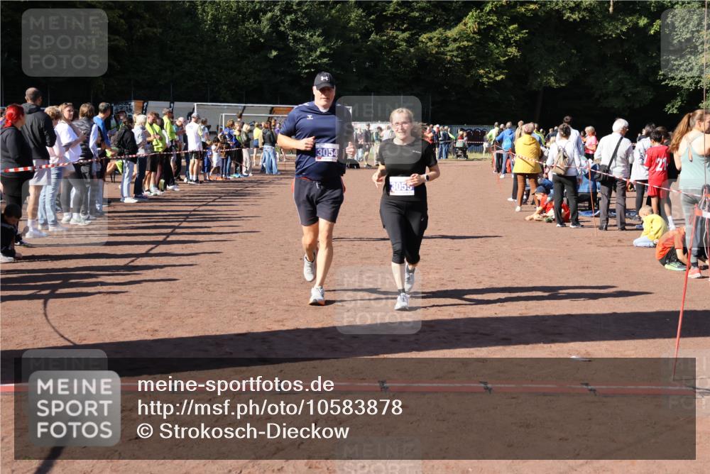 27.09.2026 - 35. Volkslauf durch das schöne Alstertal Strokosch-Dieckow http://msf.ph/oto/10583878 27.09.2026 11:42:25 Ziel 3054, 3055, 3084, 3318, 3419 meine-sportfotos.de